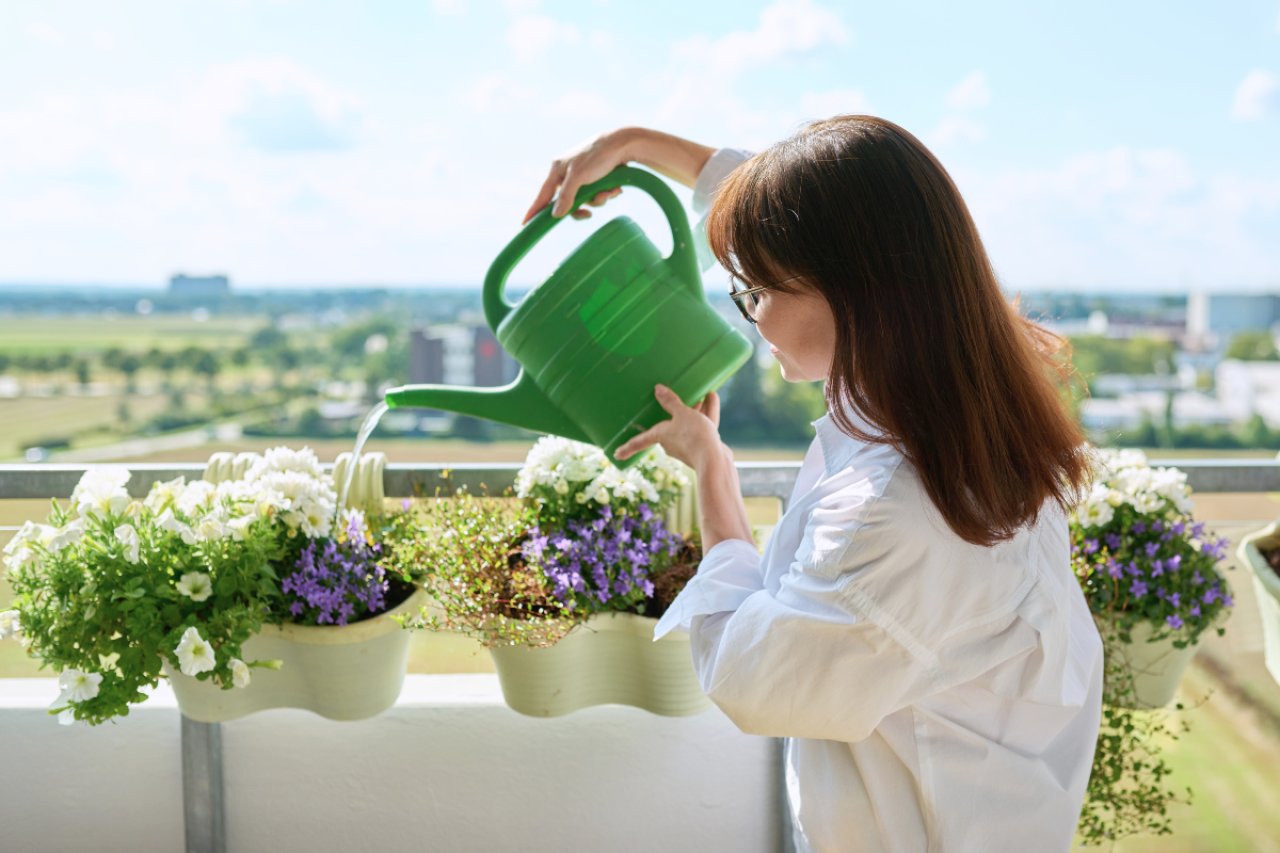 Vrei un spațiu verde urban chiar pe balconul tău? Ghid pas cu pas pentru a începe chiar de azi